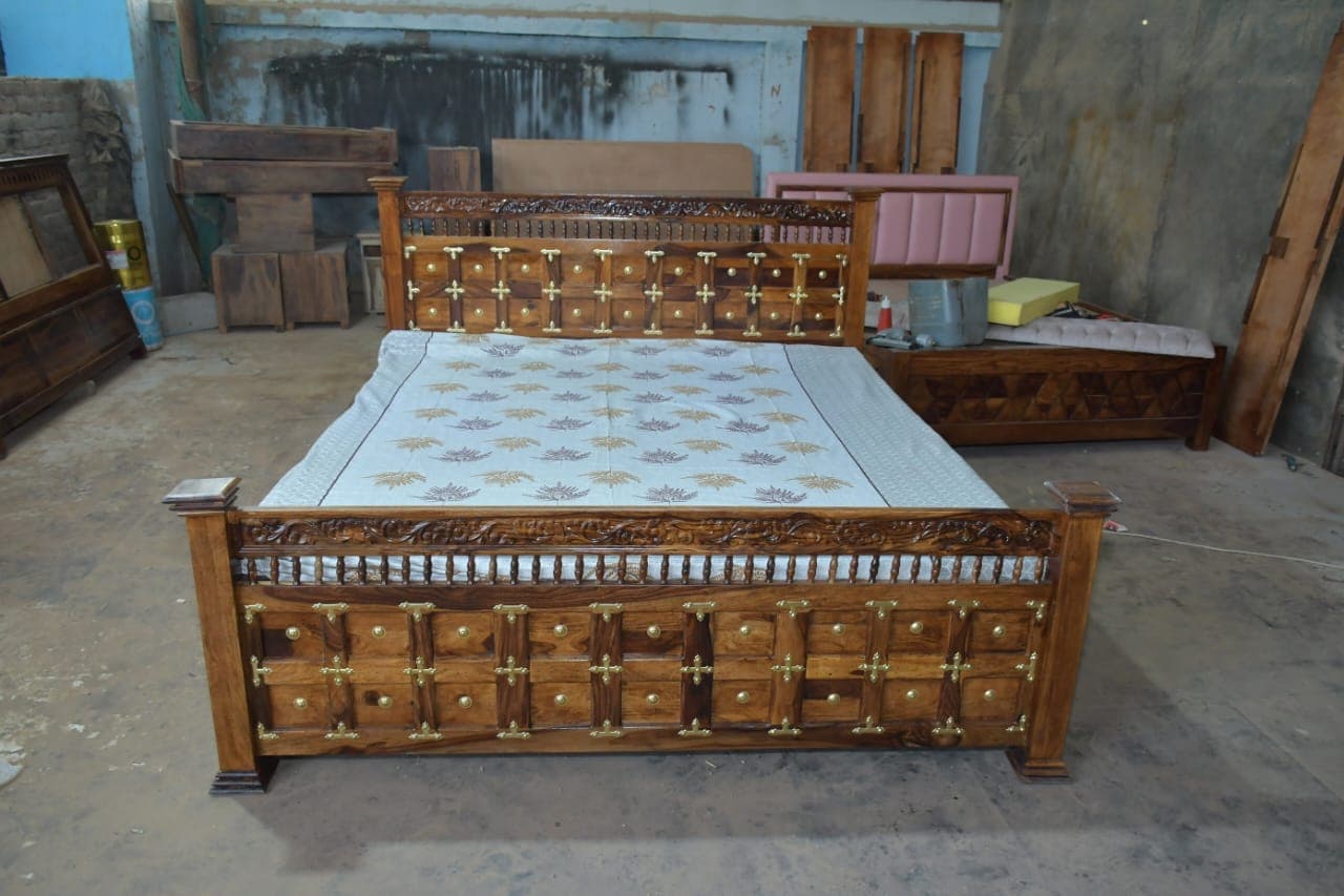Lt+ king size Bed with Box